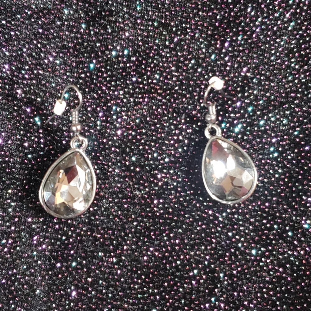 Black Gem Tear Drop Earrings NWOT
